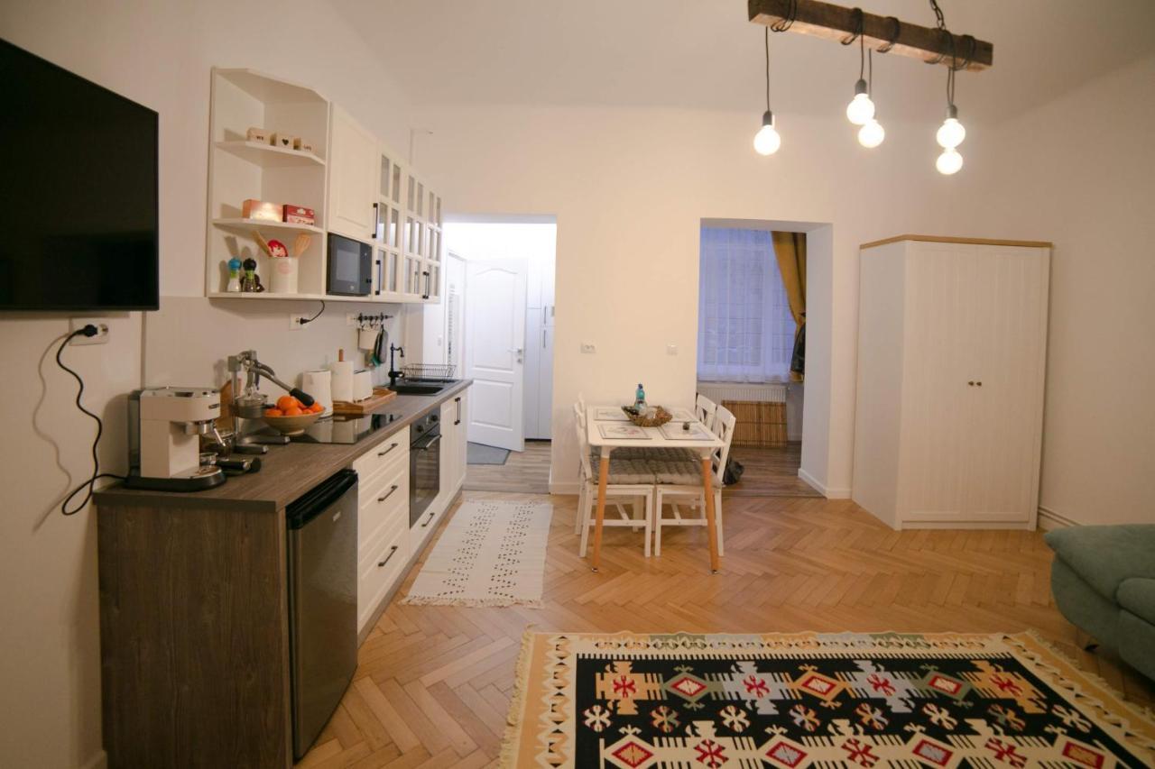 Jasmine Serenity Apartment - Central, Behind Black Church Brasov Ngoại thất bức ảnh